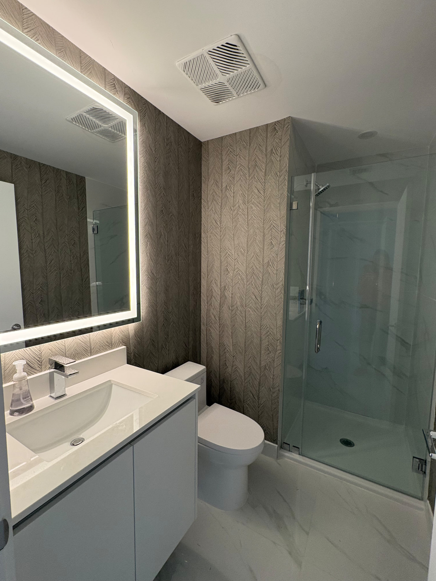 Aria Reserve guest bathroom with light textured wallcovering